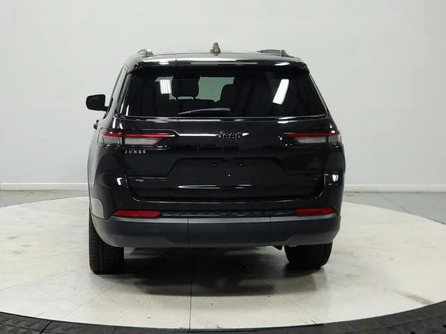Used 2023  Jeep Limited image 7