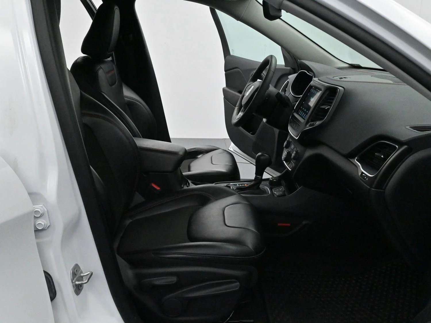 Used 2022 White Jeep Trailhawk image 28