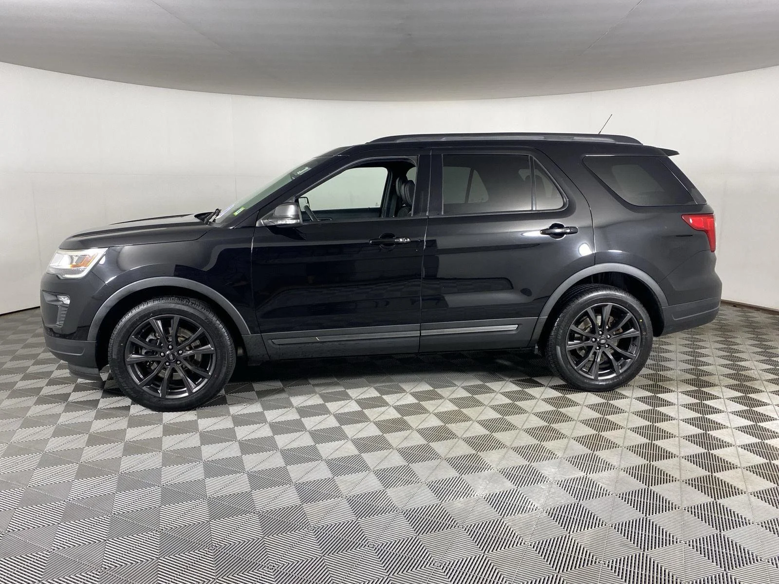 Used 2018 Shadow Black Ford XLT image 14