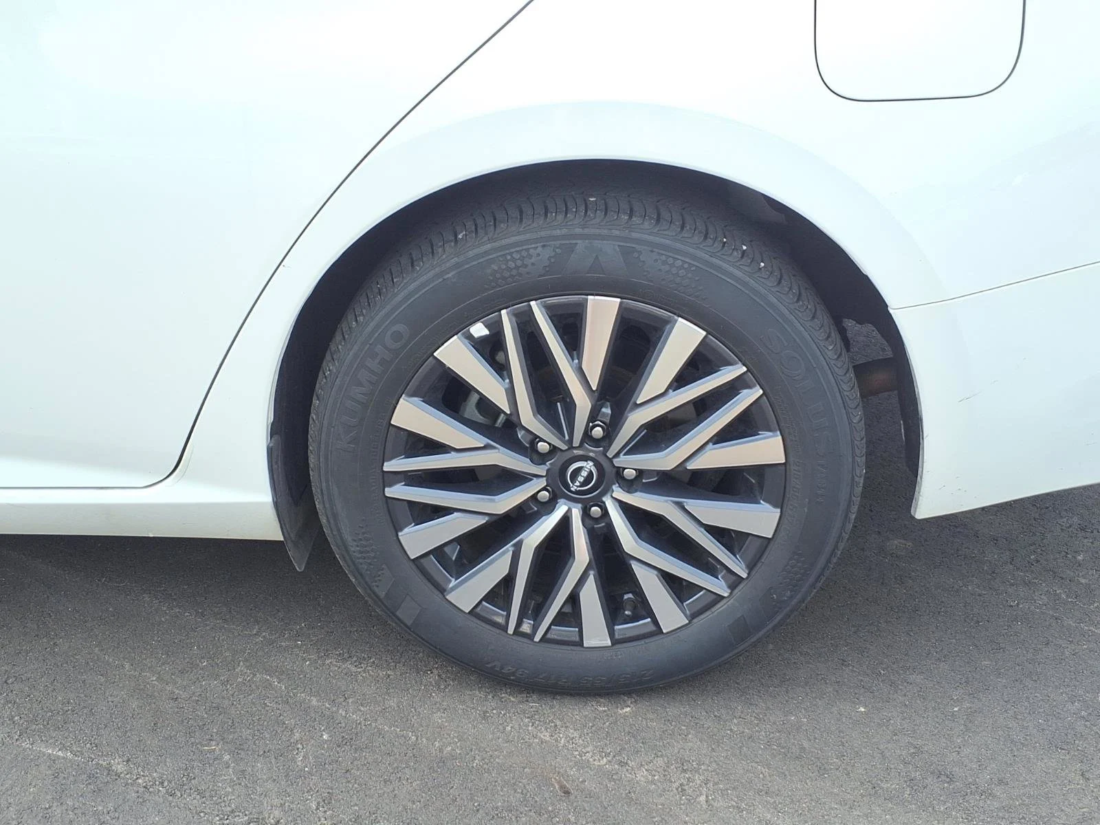 Used 2025 Glacier White Nissan SV image 19