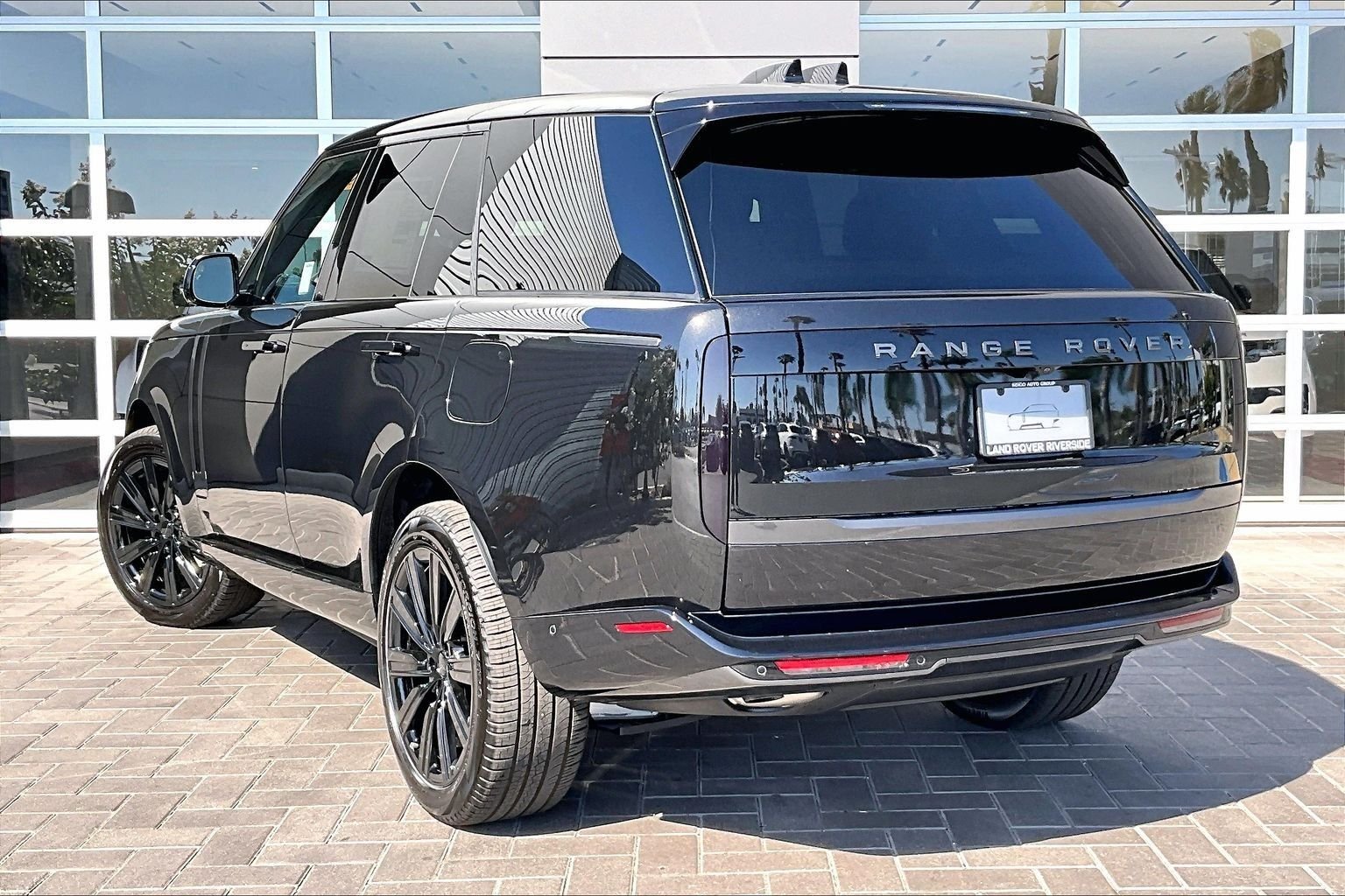 New 2026 Santorini Black Land Rover SE image 3