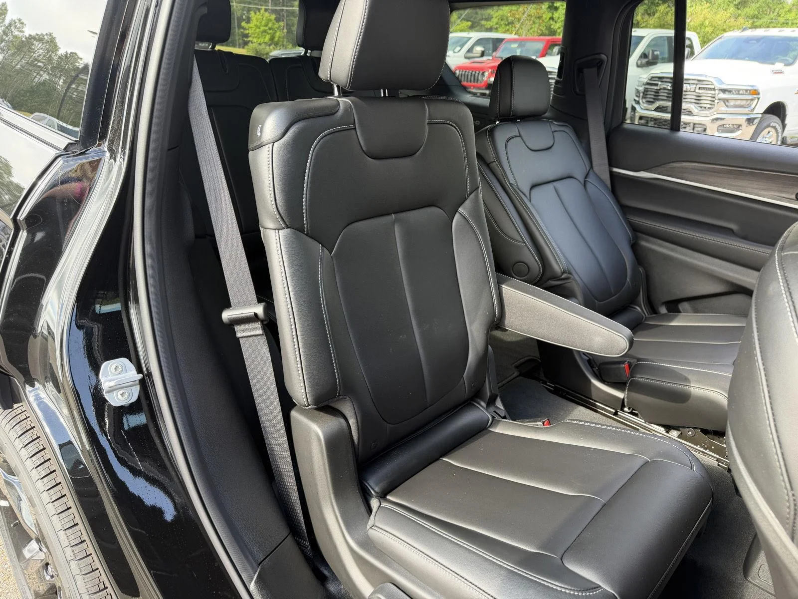 New 2026 Diamond Black Crystal Pearl-Coat Exterior Paint Jeep Limited image 21