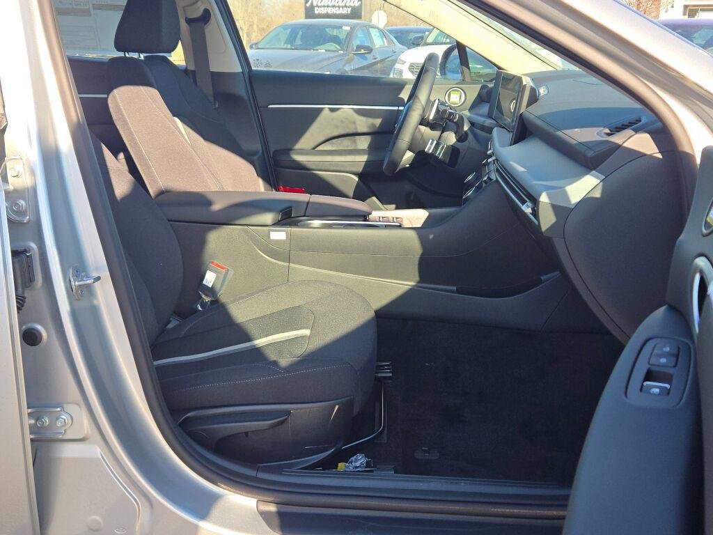 New 2026 Silver Hyundai SEL Sport image 7