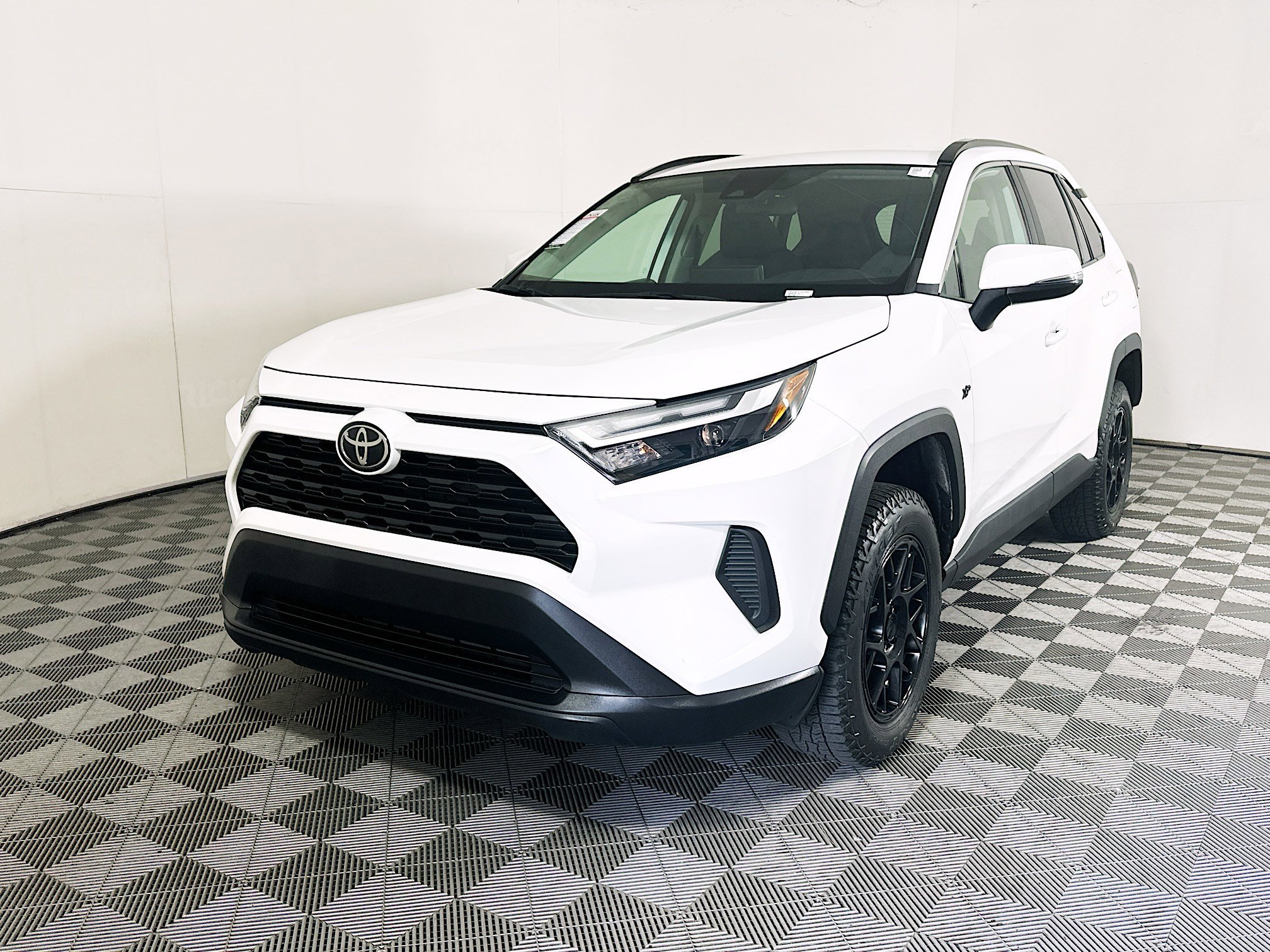 Used 2023 Ice Toyota XLE image 7