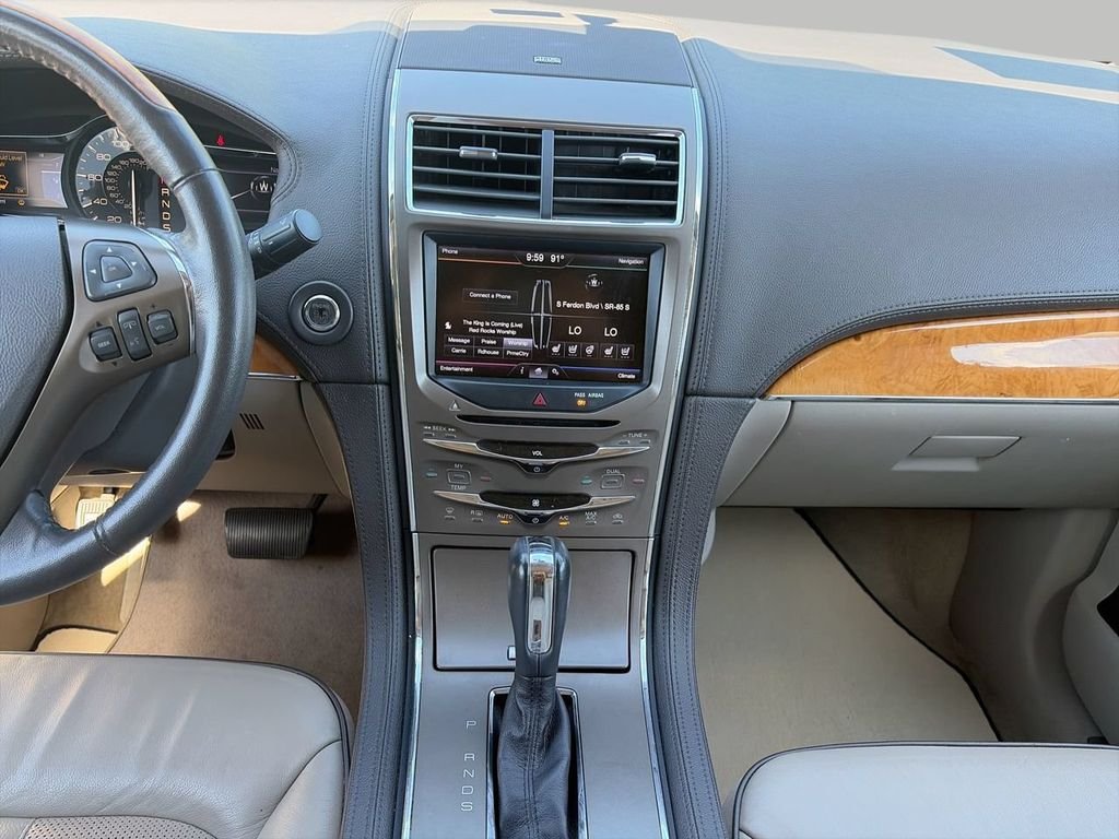 Used 2013 White Lincoln Base image 11