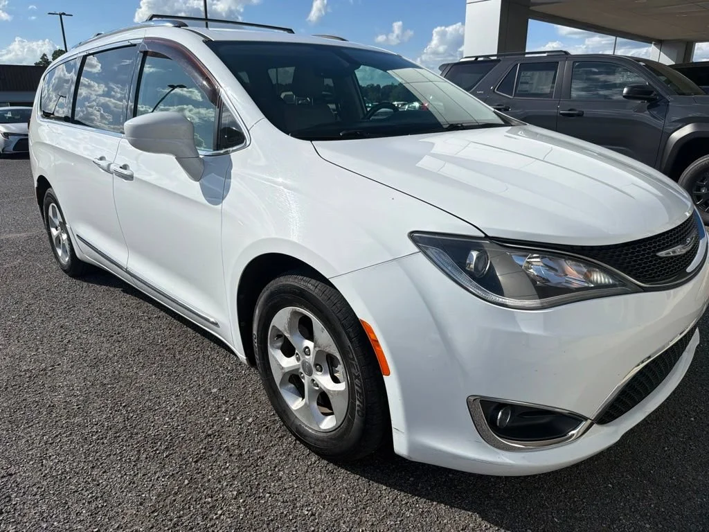 Used 2017 Bright White Clearcoat Chrysler Touring-L Plus image 8
