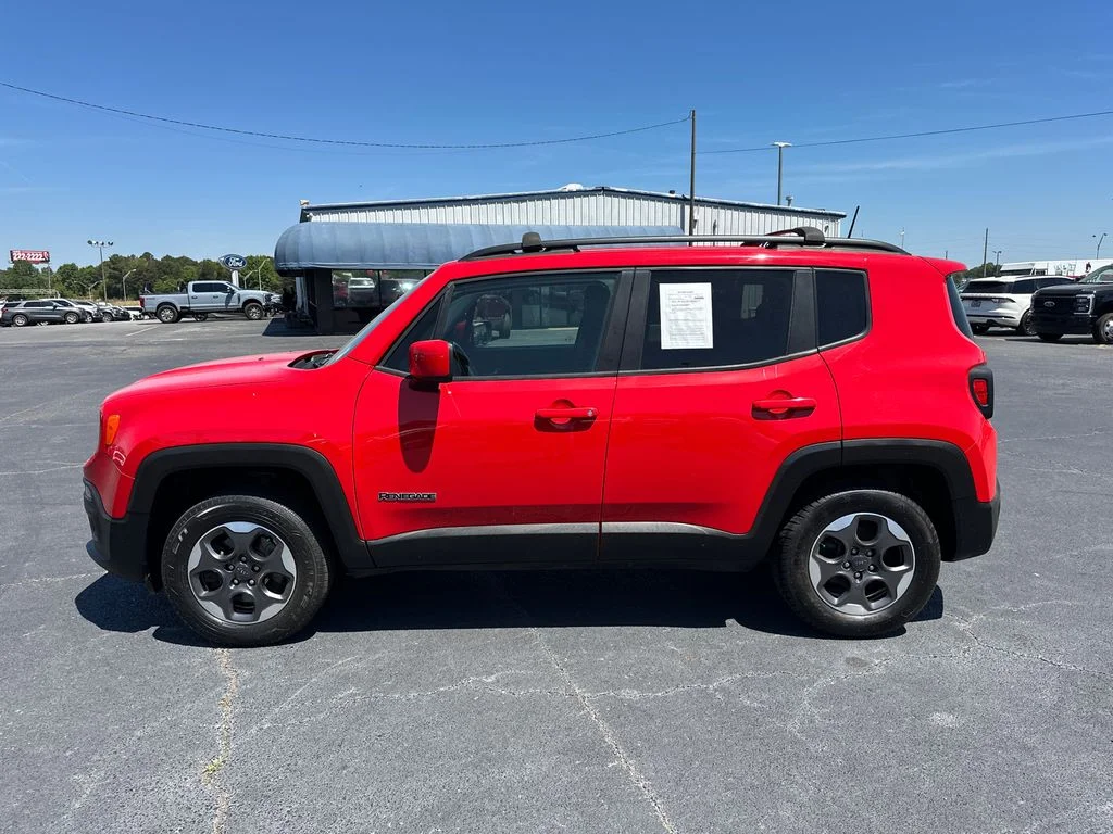 Used 2018 Red Jeep Latitude image 4