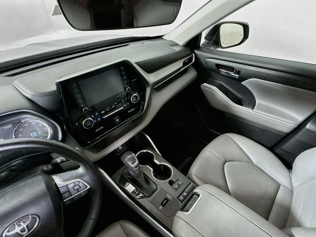 Used 2022 Moon Dust Toyota Hybrid XLE image 21