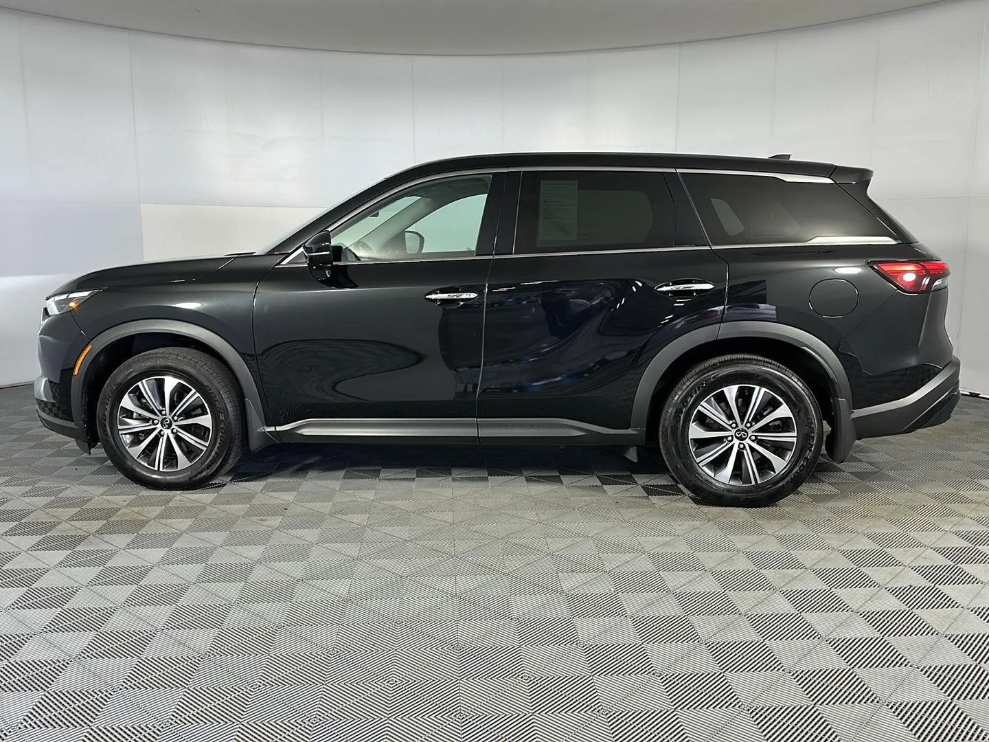 Used 2023 Mineral Black INFINITI PURE image 4
