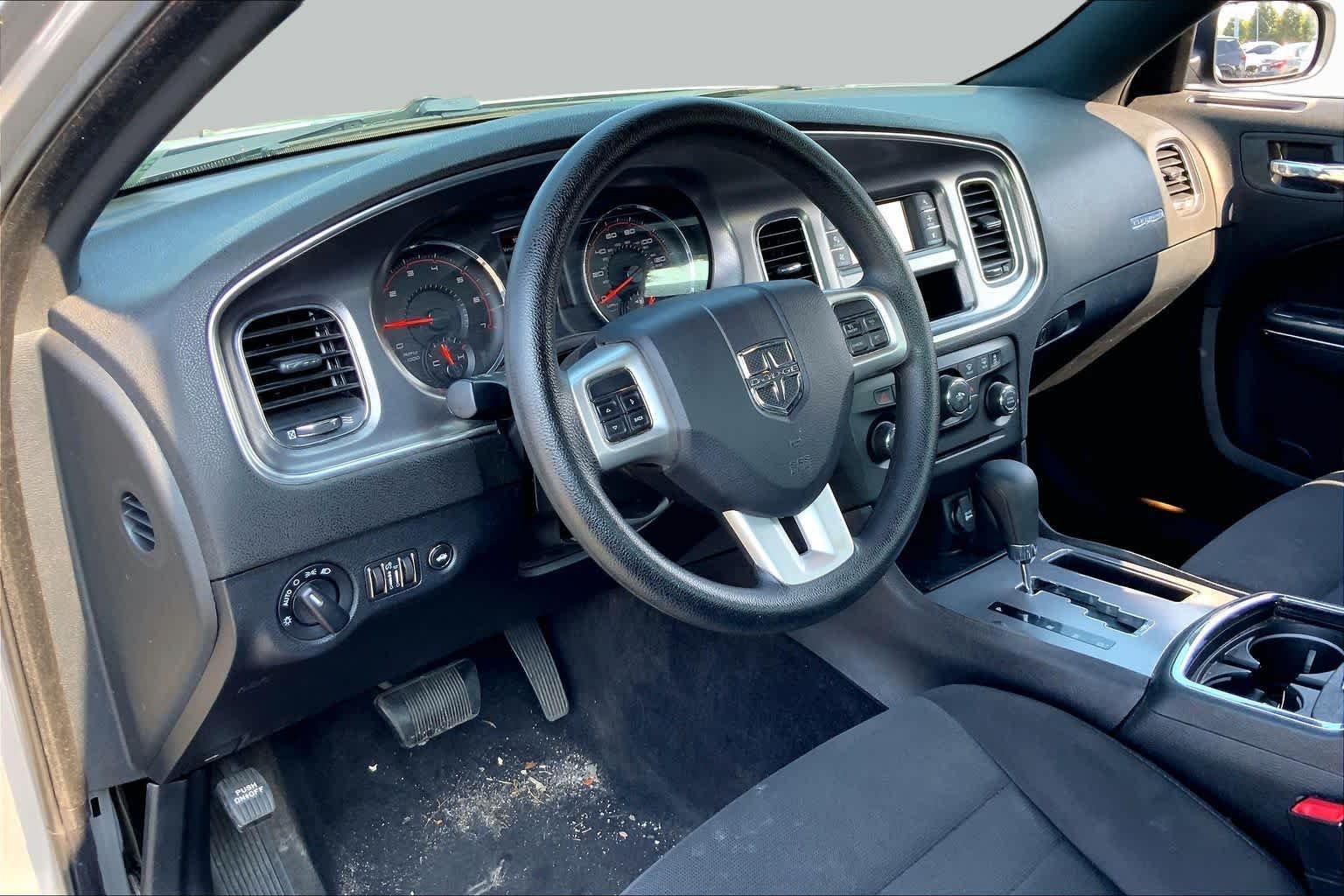 Used 2014 Billet Silver Metallic Clearcoat Dodge SE image 18
