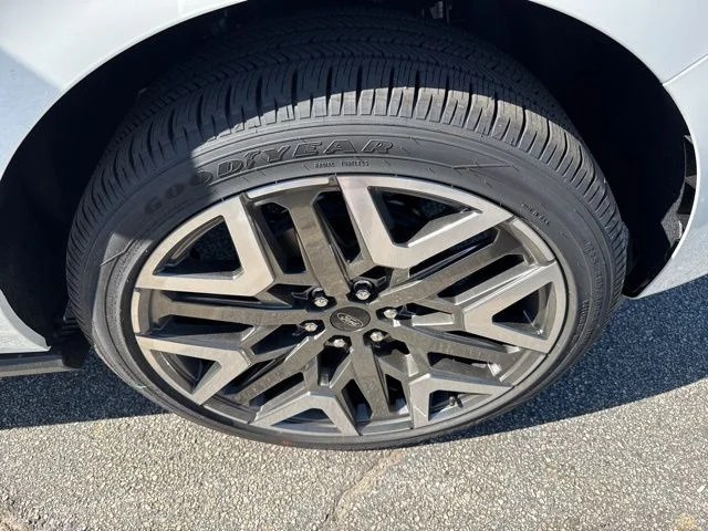 New 2026 Star White Metallic Tri-Coat Ford Platinum image 13