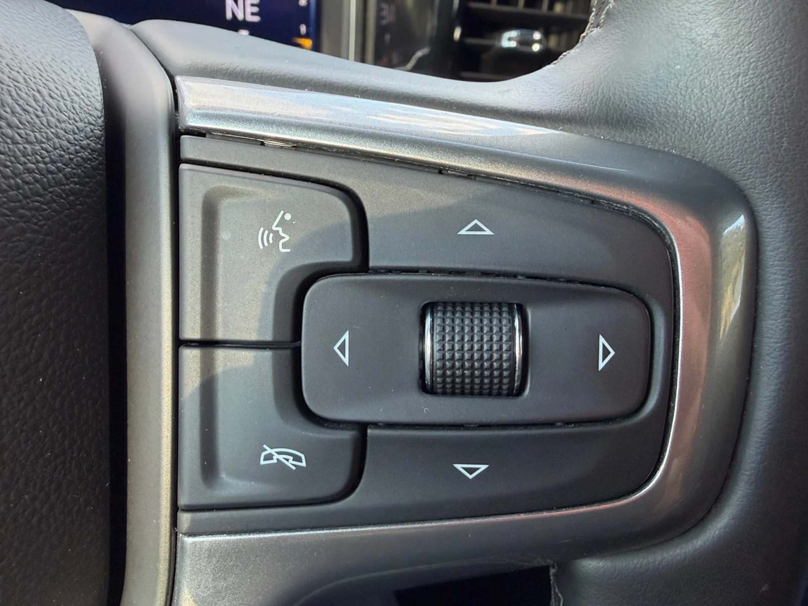 Used 2025 Summit White Chevrolet LT image 23