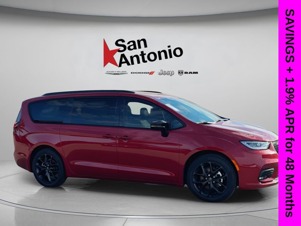 2026 Chrysler Pacifica Select's photo