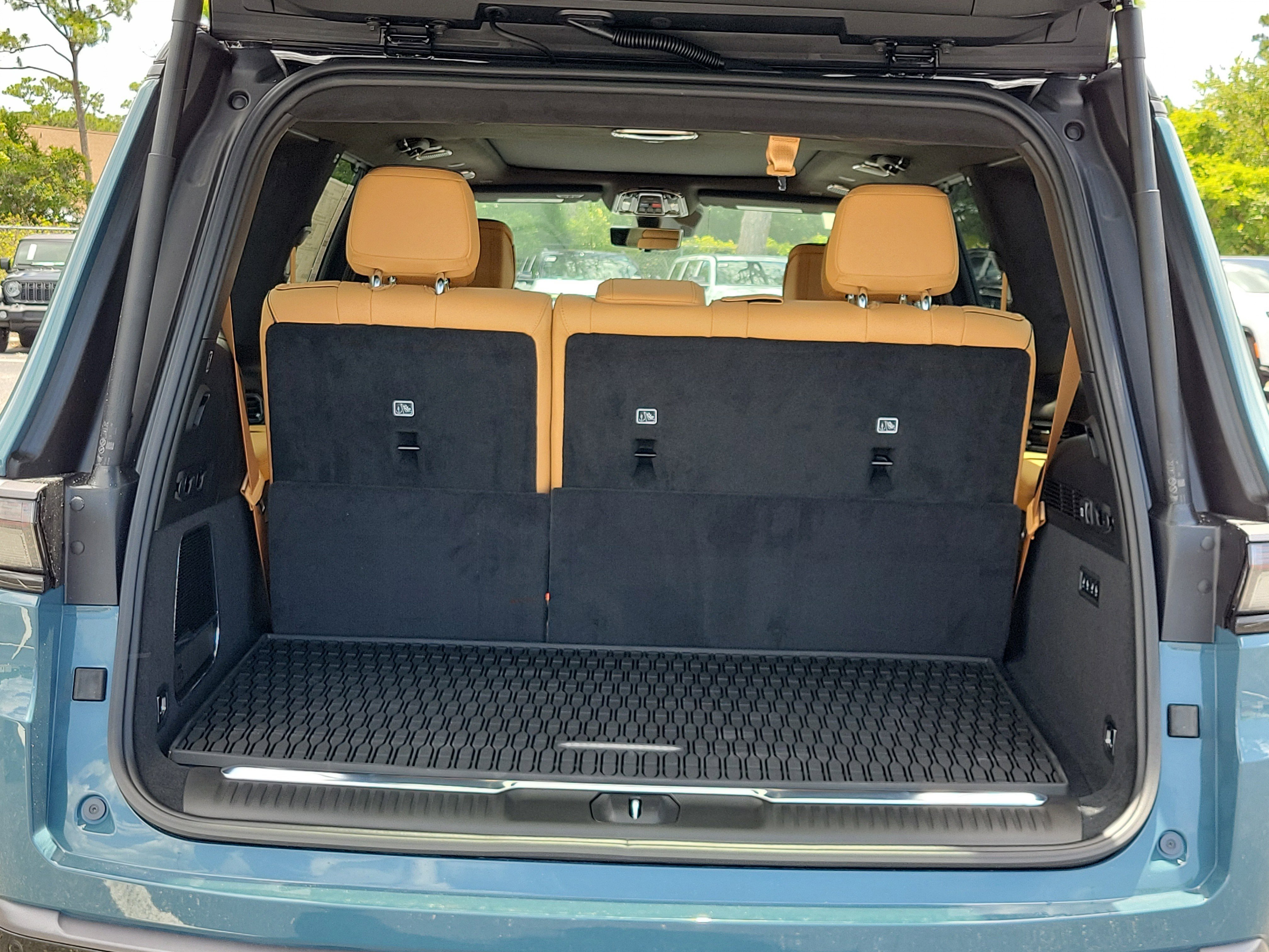 New 2026 Steel Blue Exterior Paint Jeep Summit Reserve image 10