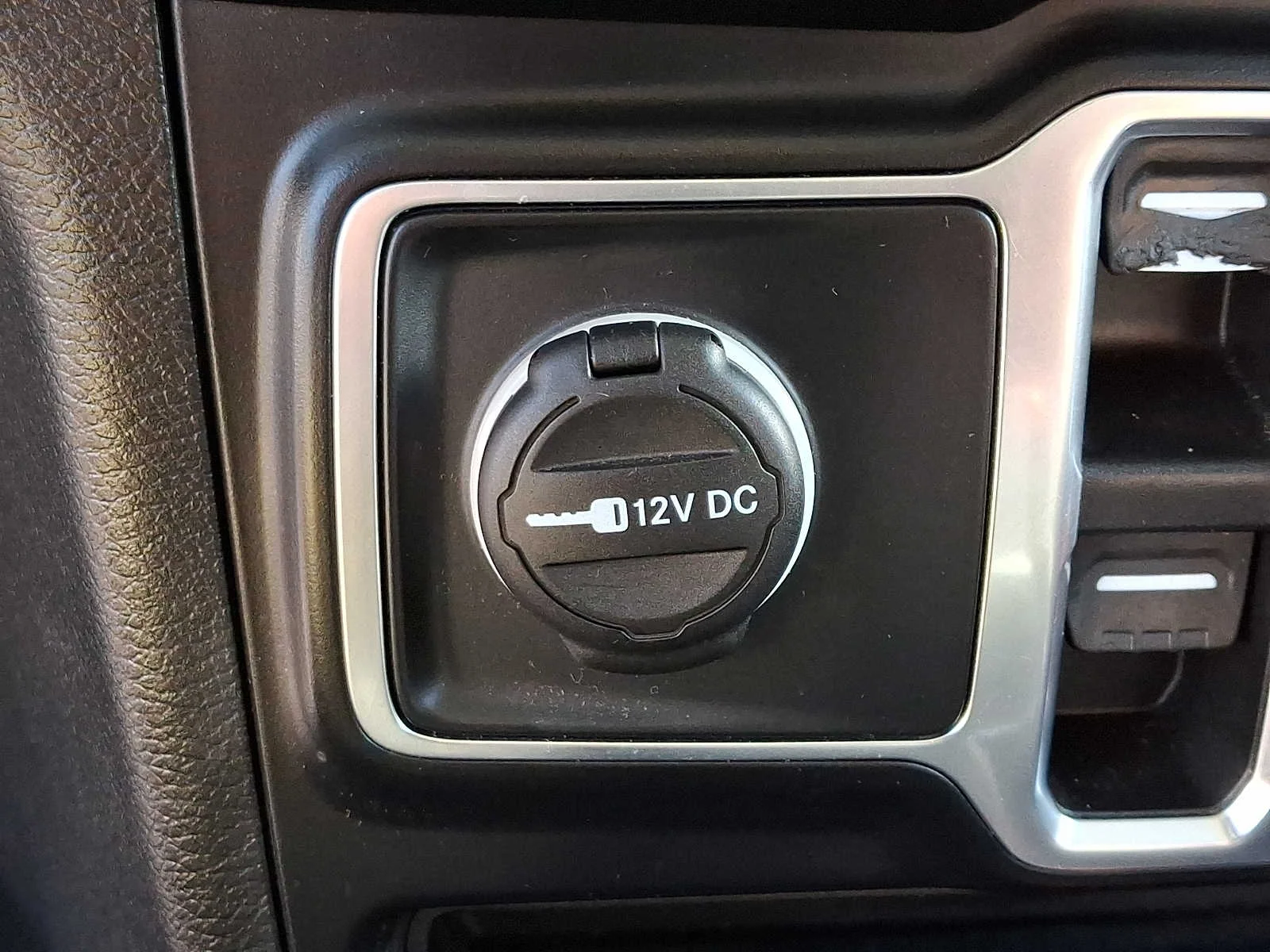 Used 2020 Bright White Clearcoat Jeep Sahara image 24