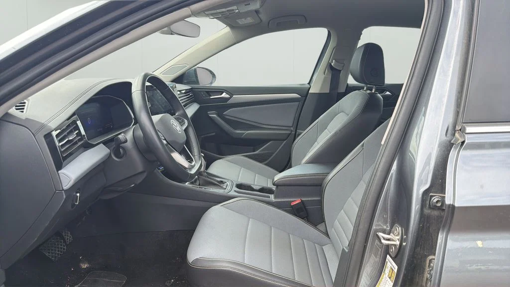 Used 2025 Gray Volkswagen 1.5T SE image 9