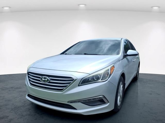 Used 2015 Silver Hyundai SE image 4
