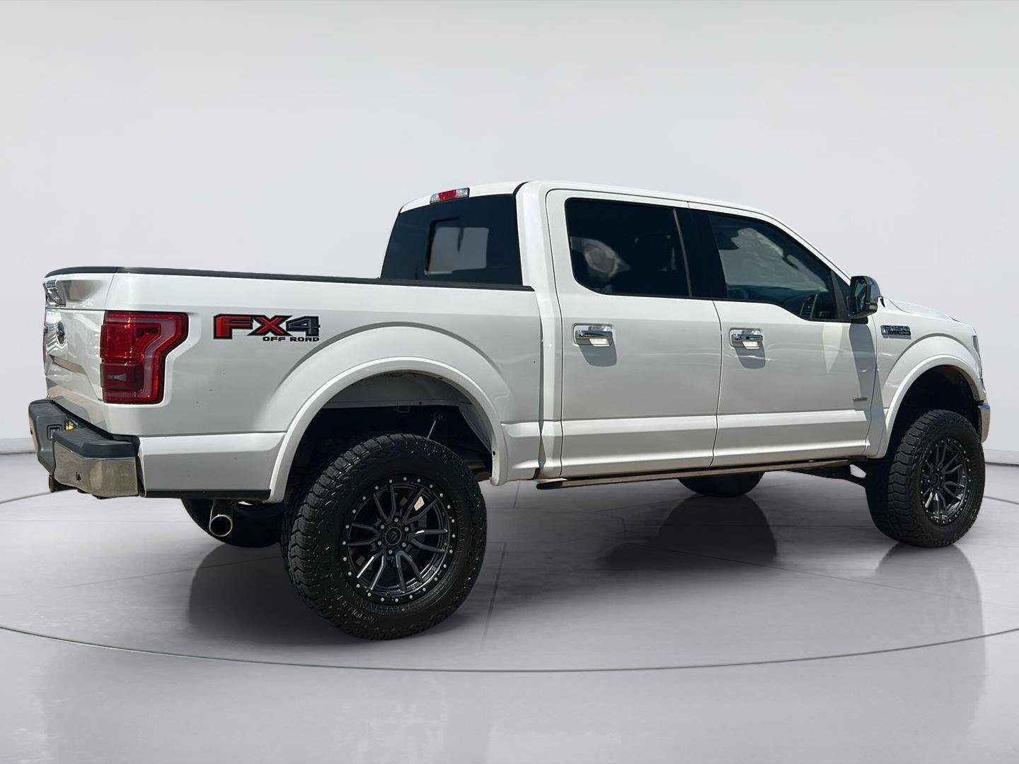 Used 2016 White Platinum Metallic Tri-Coat Ford Lariat image 4