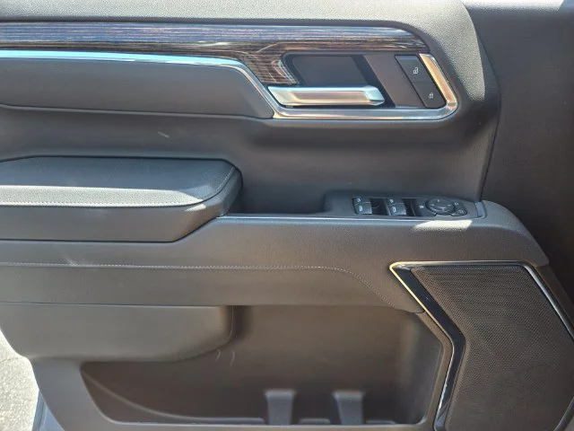 Used 2025 Sterling Metallic GMC Elevation image 34