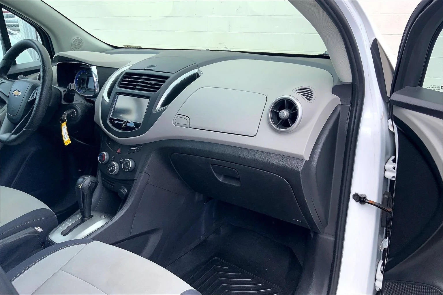 Used 2015 SUMMIT WHITE Chevrolet LS image 23
