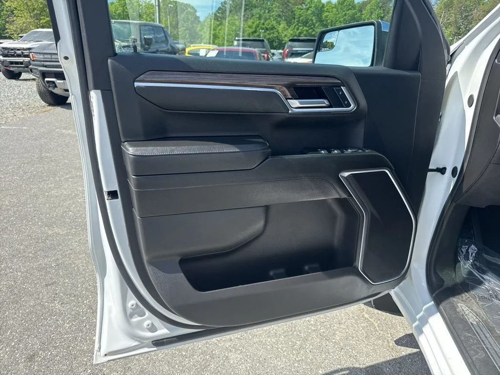 Used 2025 White Chevrolet LT image 25