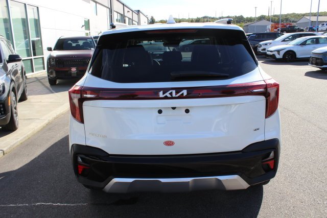 Used 2024 White Kia SX image 30