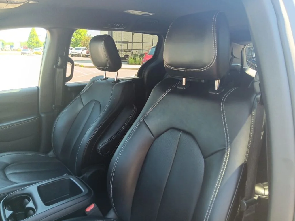 Used 2025 Ceramic Gray Clearcoat Chrysler Select image 13