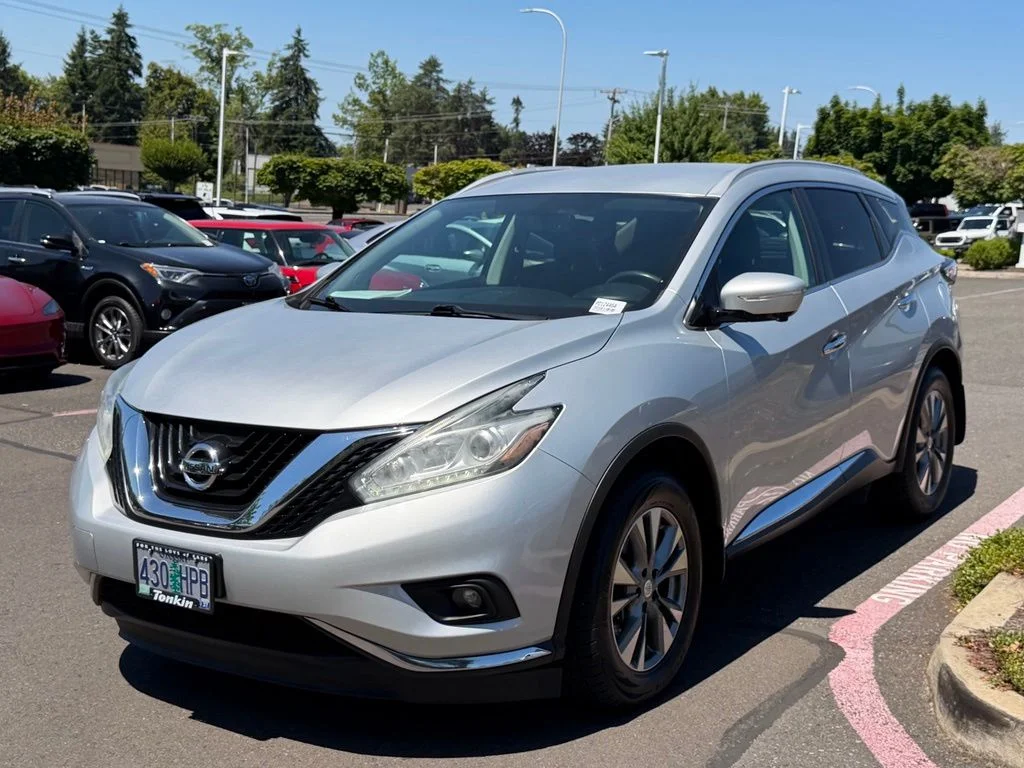 Used 2015 Silver Nissan SL image 4