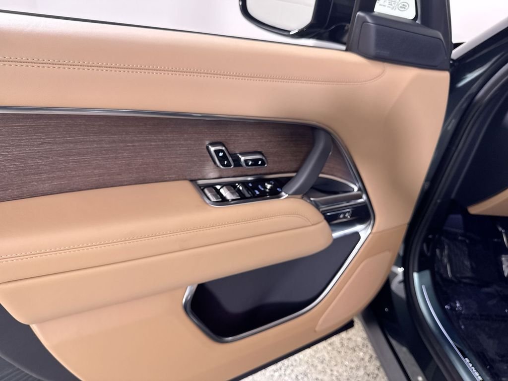 New 2026 Belgravia Green Land Rover SE LWB image 13