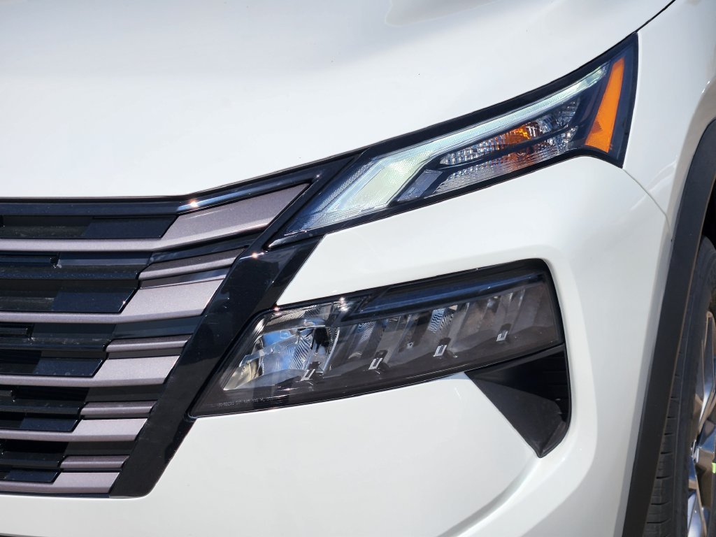 New 2027 Glacier White Nissan S image 5