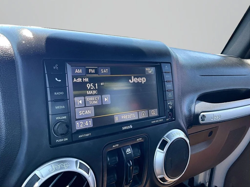 Used 2015 White Jeep Unlimited Sahara image 22