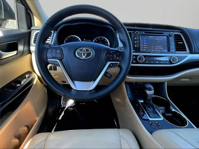 Used 2018 Green Toyota XLE image 8
