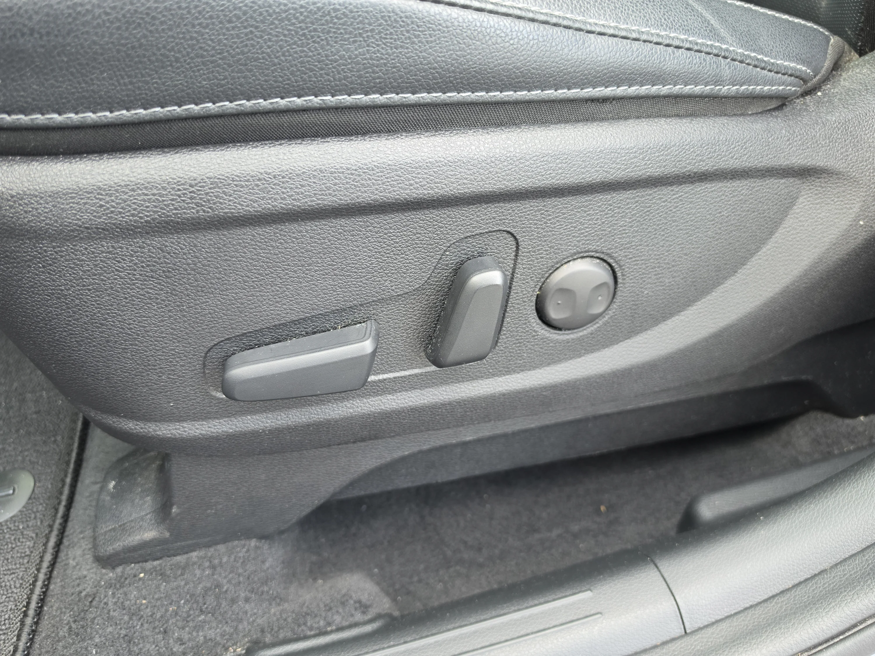Used 2022 Everlasting Silver Kia EX image 26