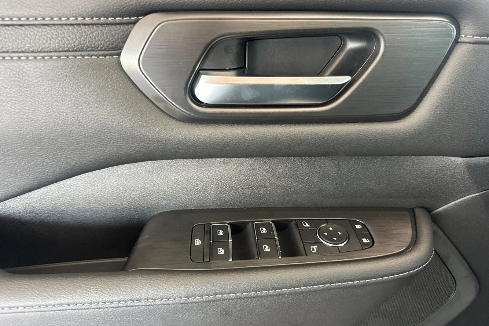 2026 Nissan Armada SV - Photo 10