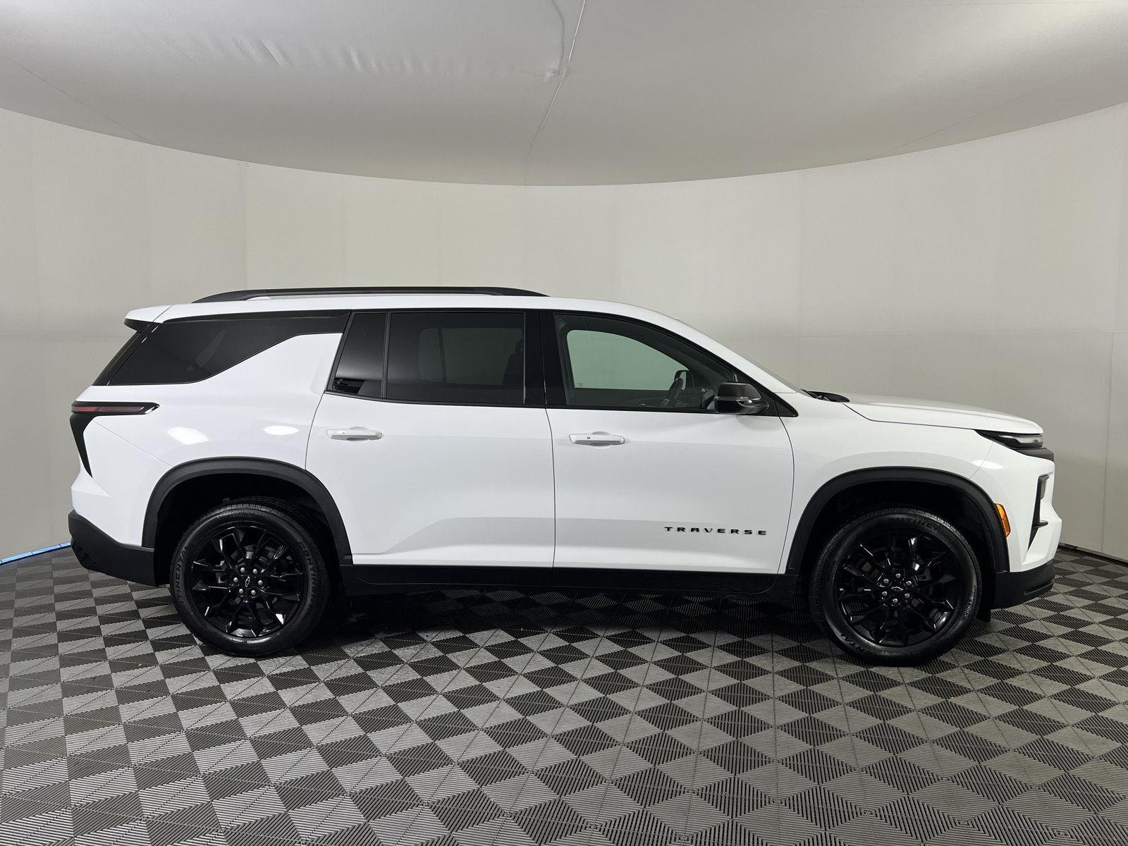 Used 2025 Summit White Chevrolet LT image 25
