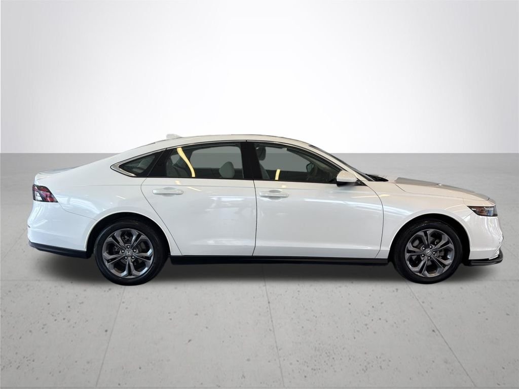 Used 2023 White Honda EX image 6