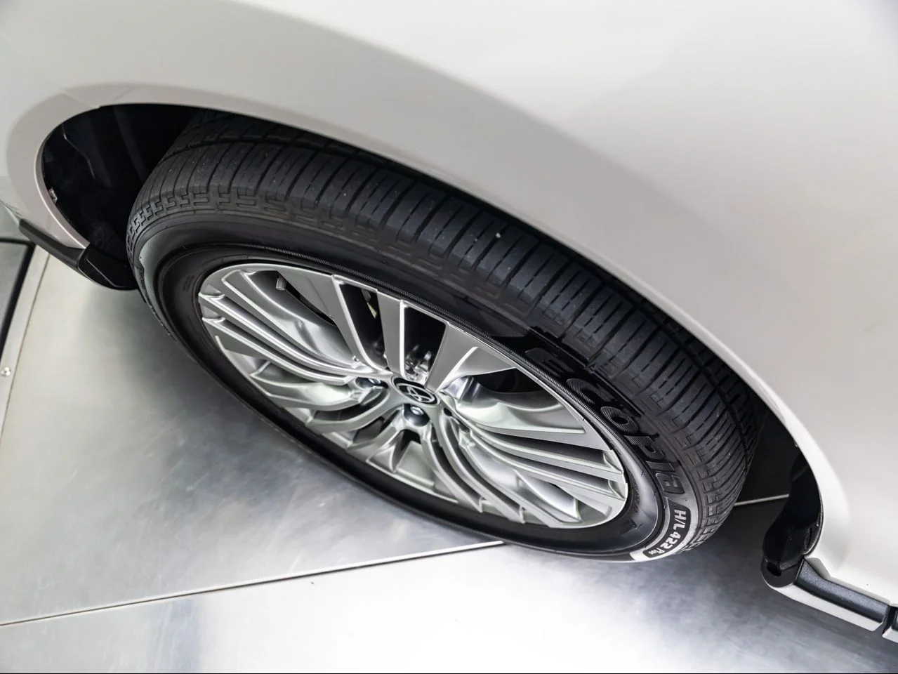 Used 2022 Titanium Glow Toyota XLE image 13