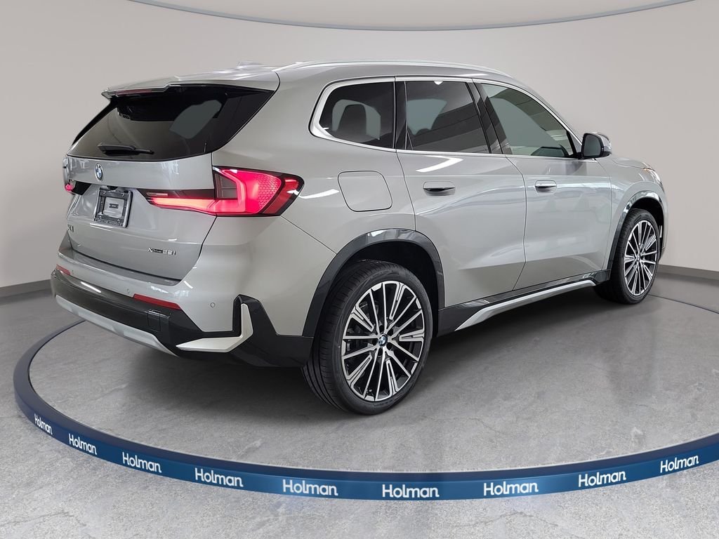 New 2026 Space Silver Metallic BMW xDrive28i image 4