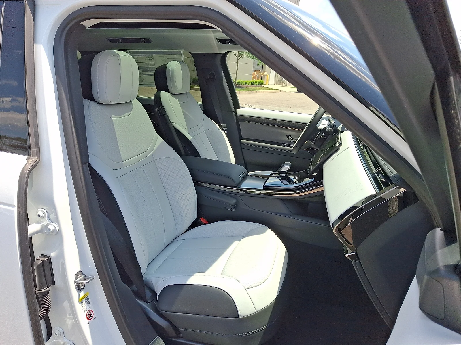 New 2026 Fuji White Land Rover P400 Dynamic SE image 3