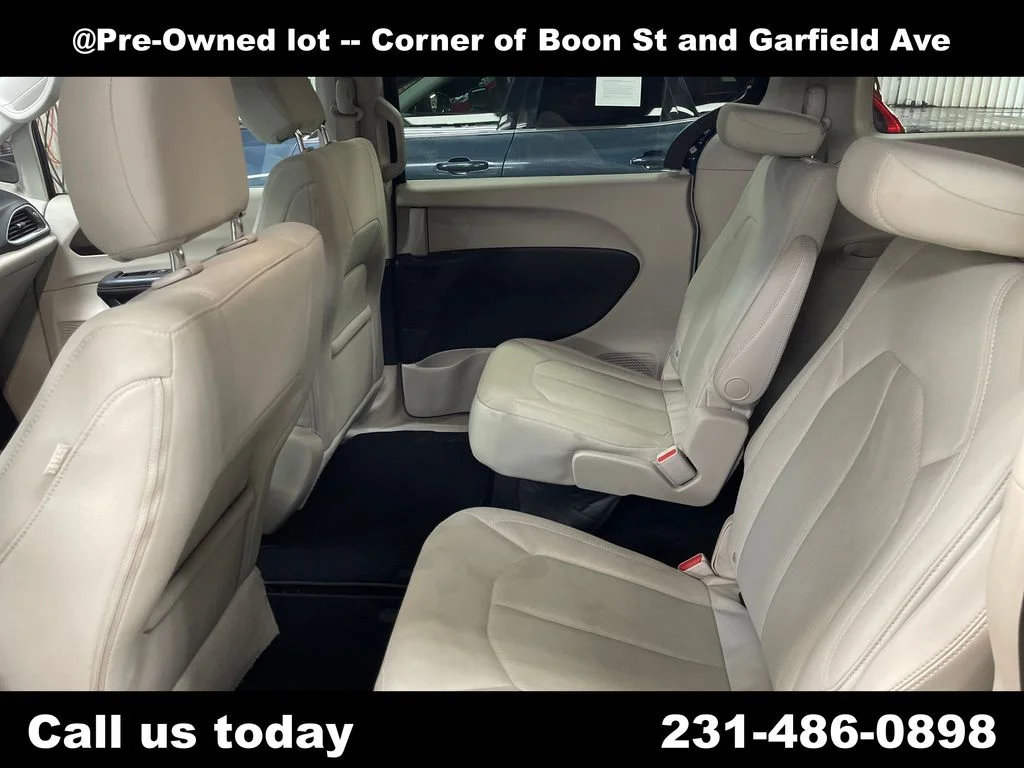 Used 2017 Blue Chrysler LX image 27