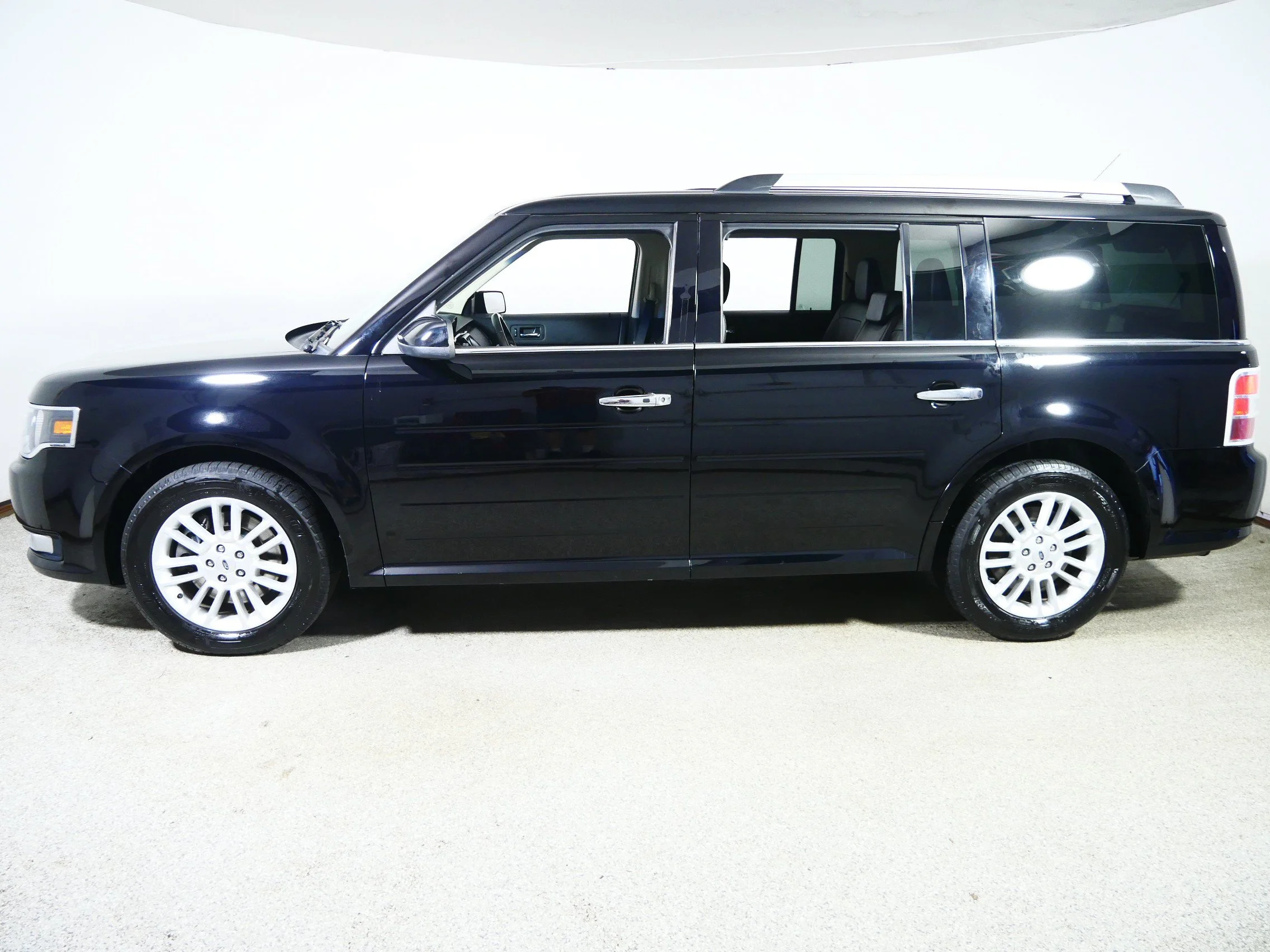 Used 2017 Shadow Black Ford SEL image 4
