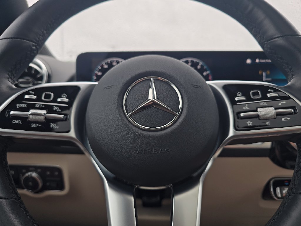 Certified Used 2023  Mercedes-Benz GLB 250 image 31