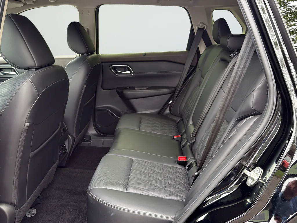 Used 2023 Black Nissan Platinum image 17