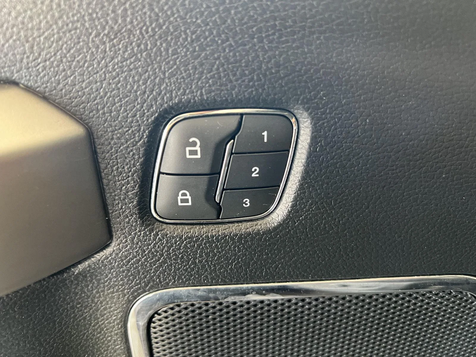 Used 2020  Ford XL image 8
