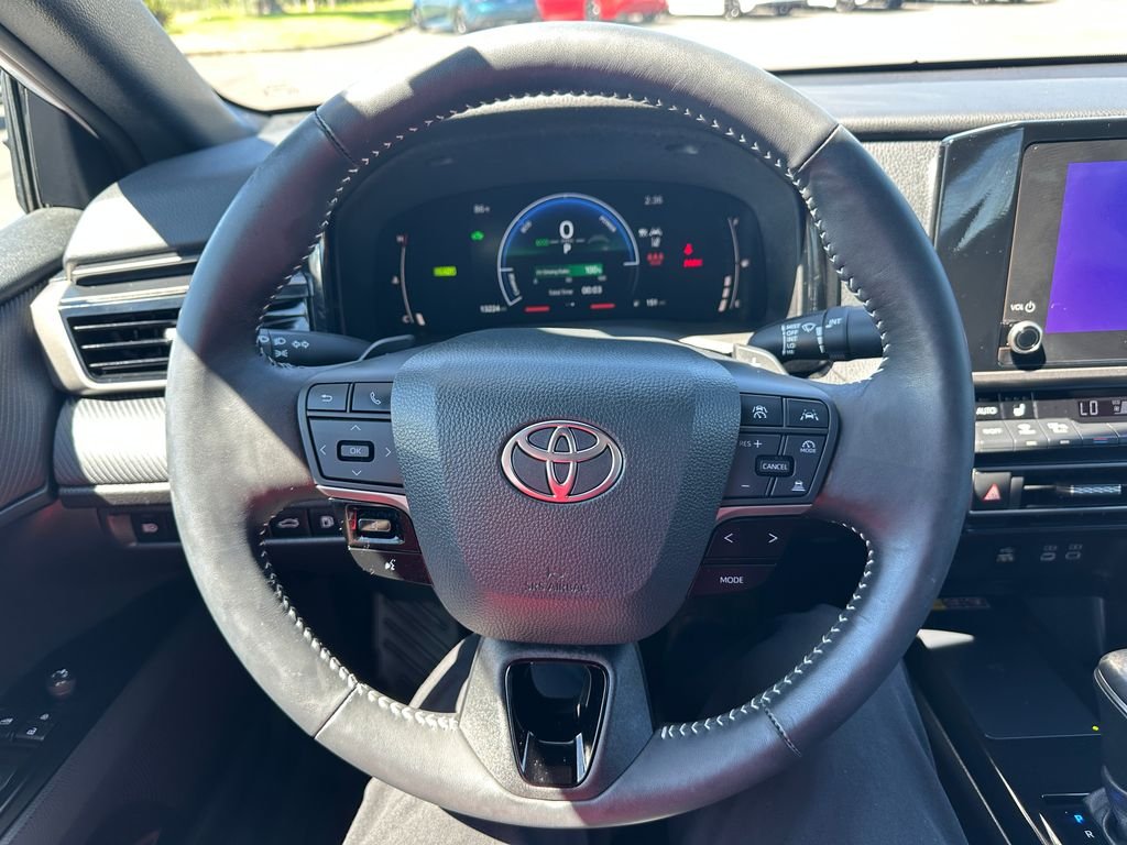 Used 2025 Ice Toyota SE image 19