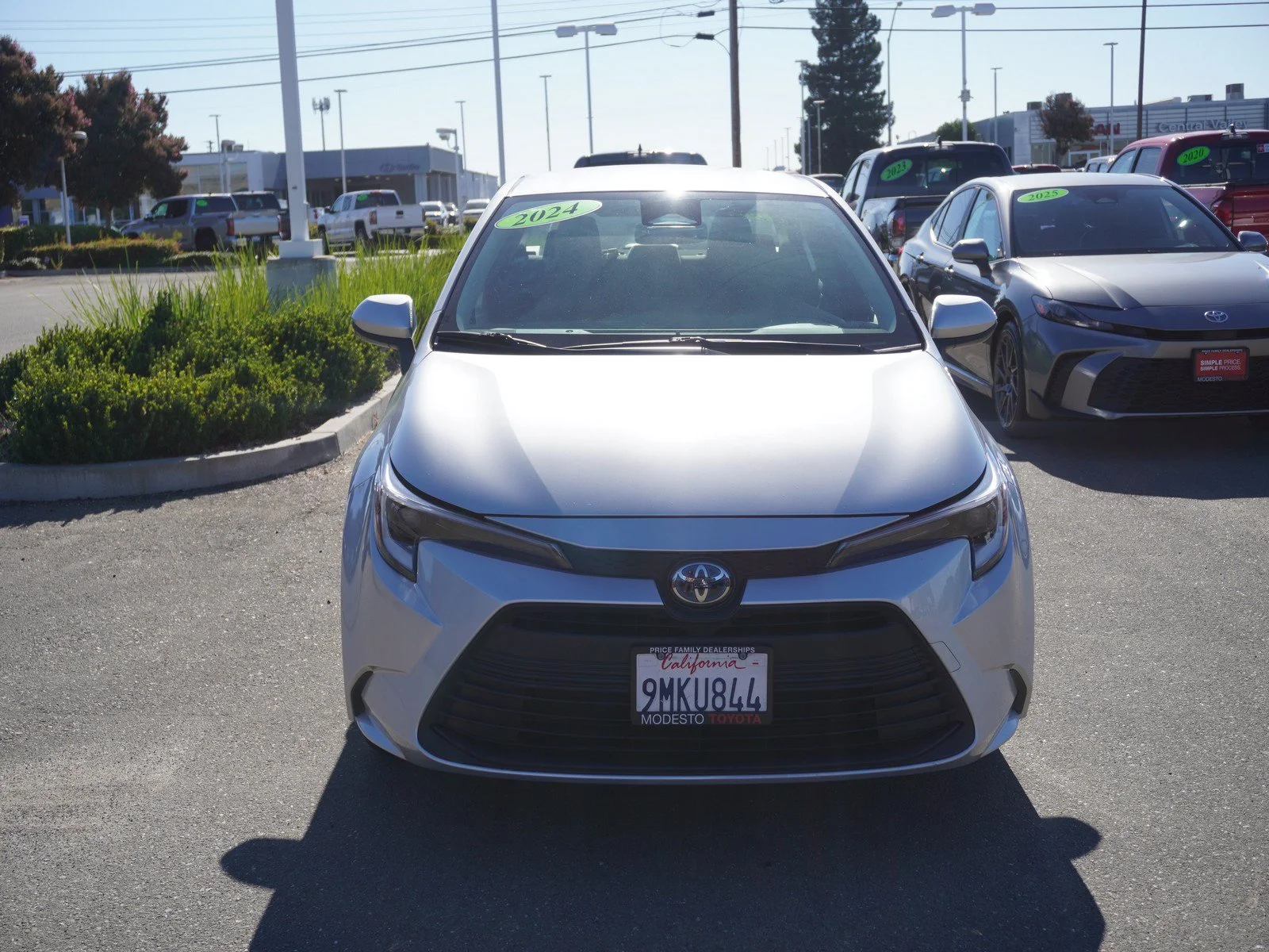Used 2024 Classic Silver Toyota Hybrid XLE image 6