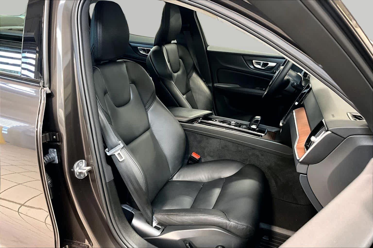 Pre-Owned 2024 Volvo S60 Plus Dark Theme