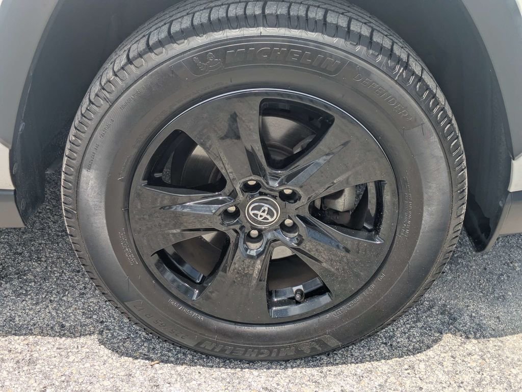 Used 2020 White Toyota XLE image 11