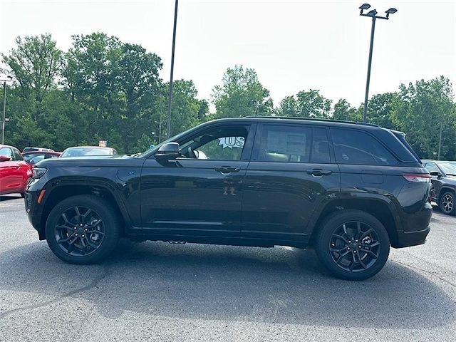 New 2024 Diamond Black Crystal Pearl-Coat Exterior Paint Jeep Anniversary Edition 4xe image 4