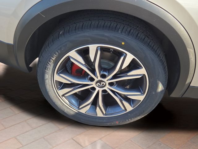 Used 2017 Silver INFINITI Luxury image 4
